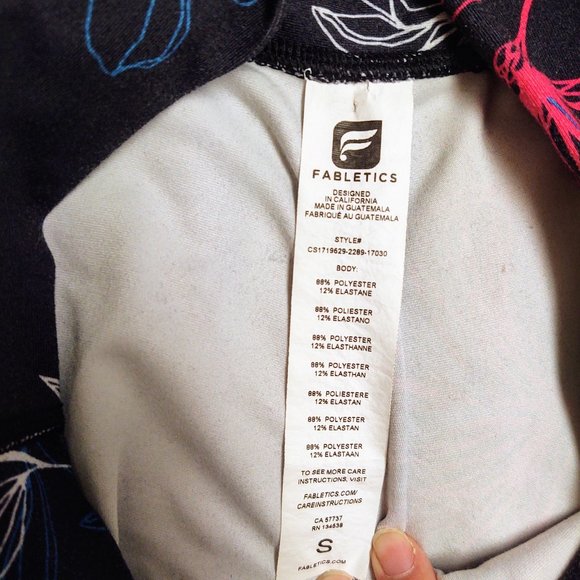 Fabletics Powerhold capri leggings, black floral - Picture 4 of 6